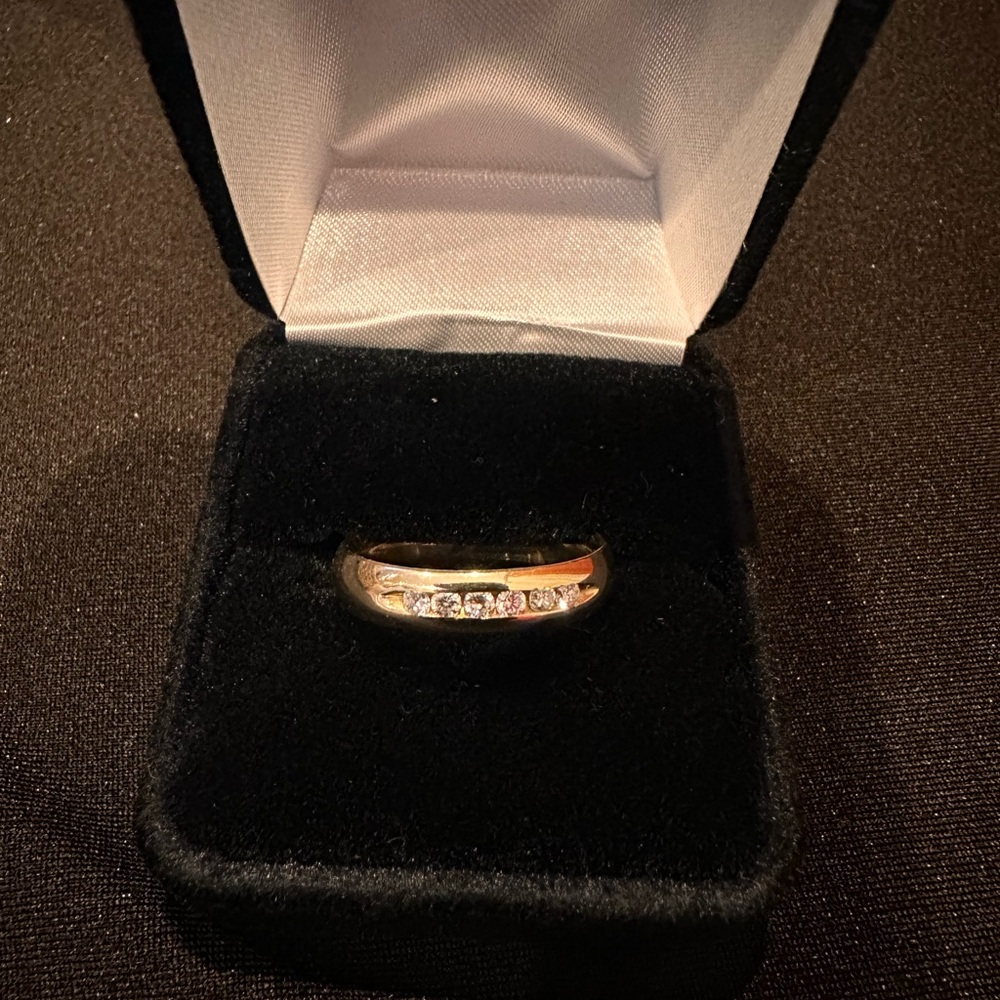 14K Gold men's wedding band with diamond size 8.5